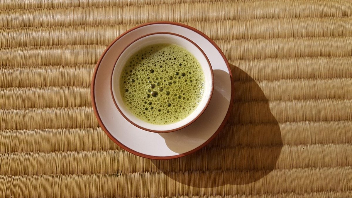 畳の上に置かれた抹茶の入った茶碗