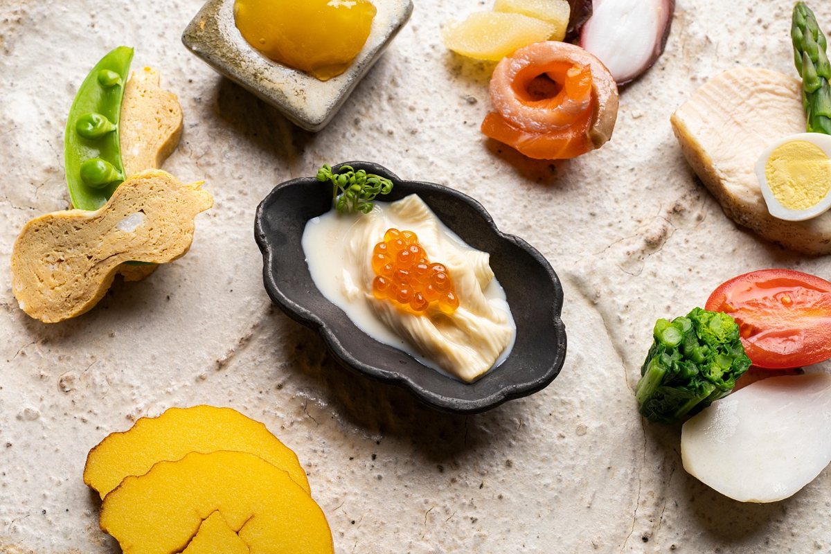 小鉢に少しずつ盛り付けた和食の料理