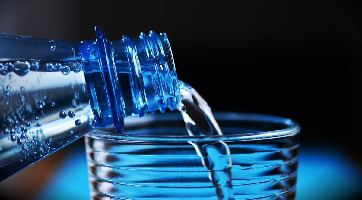 グラスに注がれる水。冬の口の乾きと口臭対策に水分をこまめにとる