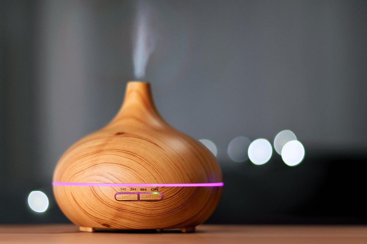 ミストが出ている木目調の加湿器