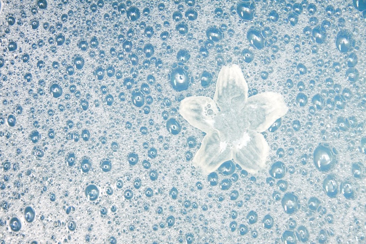 水色の背景に広がる細かな泡